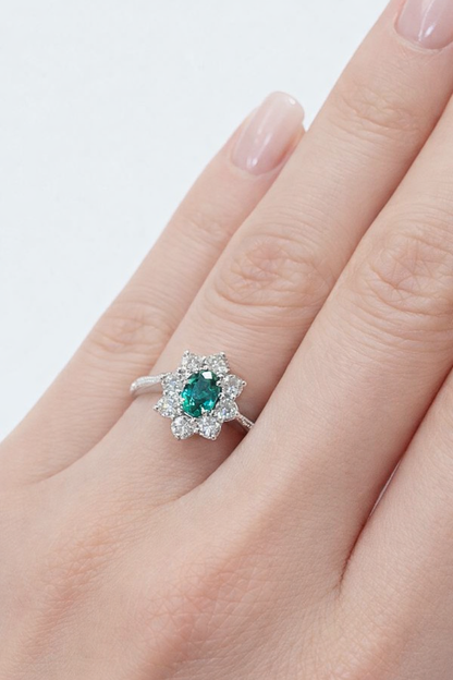 Anello con Smeraldo Ovale ct 0,58 e contorno di Diamanti ct 0,66 in oro bianco 18kt (750)