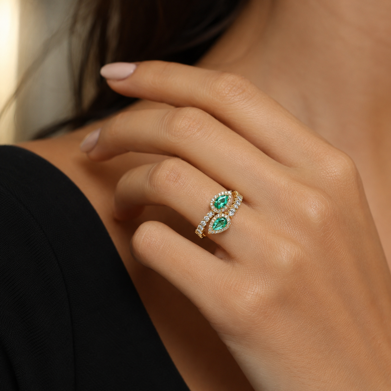 Anello contrarié diamanti 0,86 ct e smeraldo a goccia ct 0,70 in oro giallo 18kt (750)