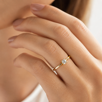 Anello solitario 4 griffe con diamante ct 0,25 in oro giallo 18kt (750)