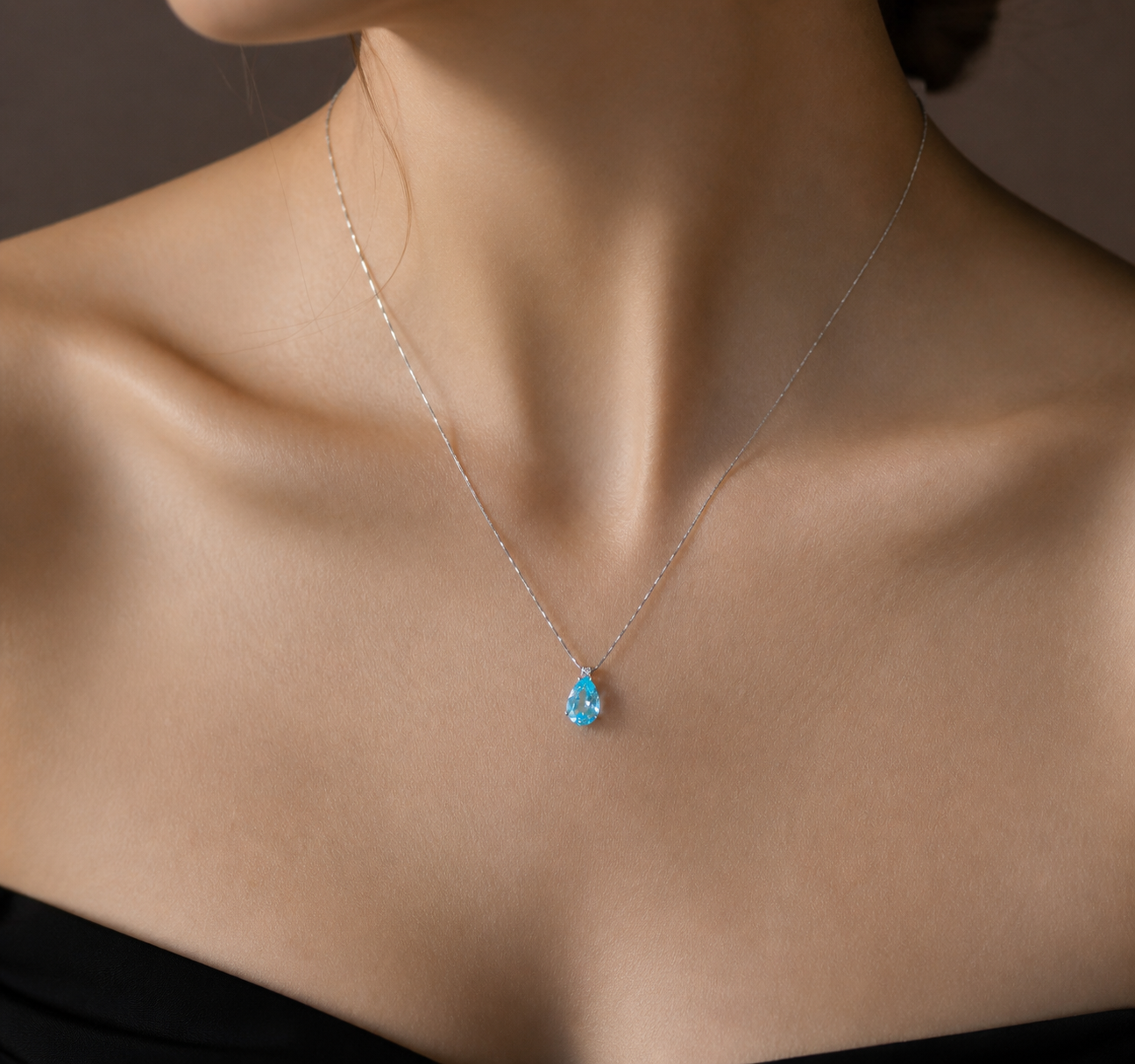 Collana con pendente a goccia topazio 2,95 ct e diamante 0,07 ct in oro bianco 18kt (750)
