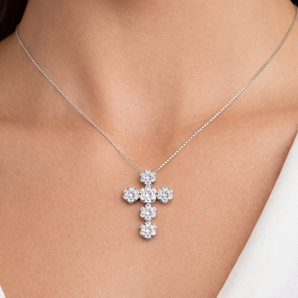 Collana con pendente croce modello magic tondo con diamanti ct 0,63 in oro bianco 18kt (750)