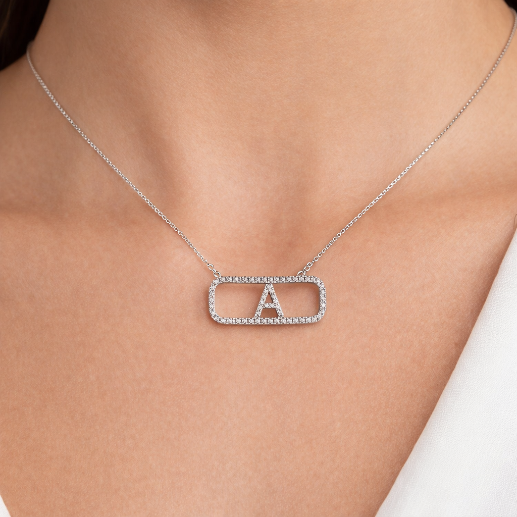Collana con pave' di Diamante ct 0,50 con iniziale in Oro Bianco 18kt (750)