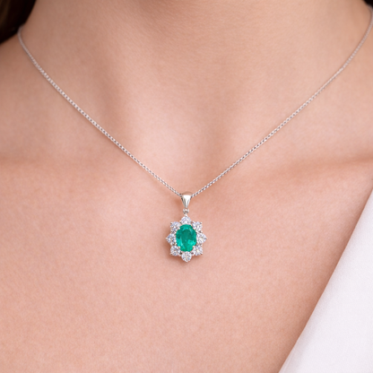 Collana con pendente smeraldo ovale ct 0.94 e Diamanti ct 0.67 in oro bianco 18kt (750)
