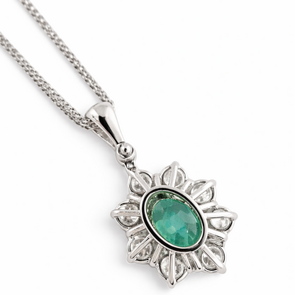 Collana con pendente smeraldo ovale ct 0.94 e Diamanti ct 0.67 in oro bianco 18kt (750)