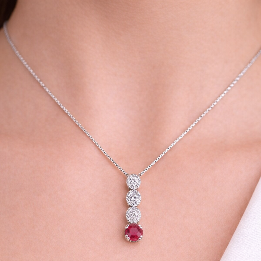 Collana con pendente magic con diamanti e rubino in oro bianco 18kt (750)
