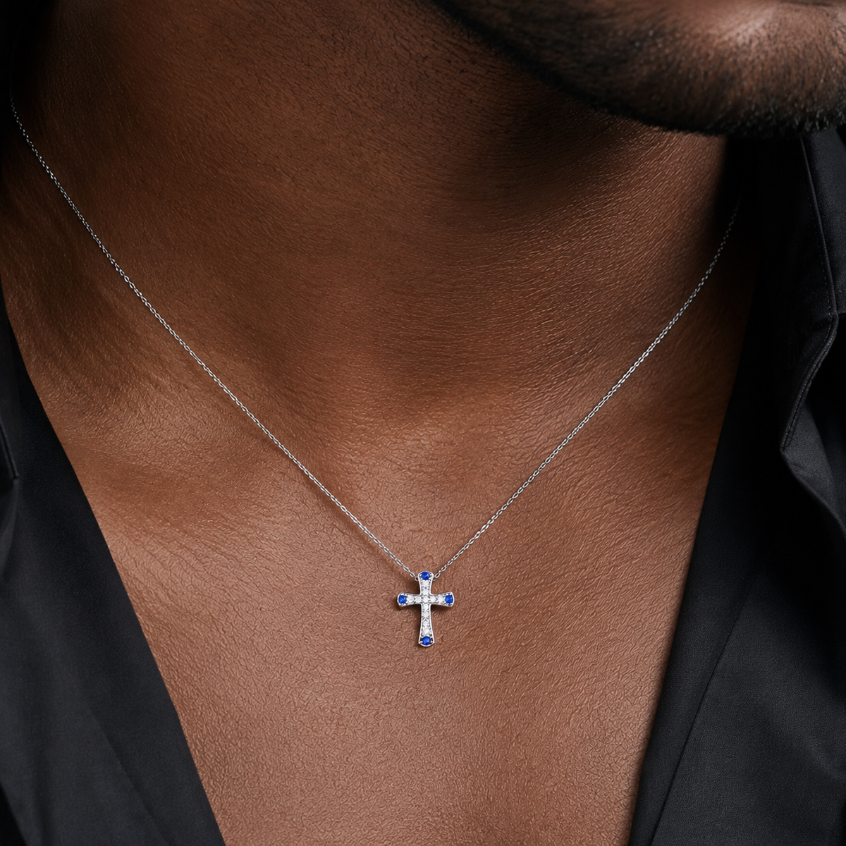 Collana Croce con diamanti ct 0,35 e zaffiri blu ct 0,16 in oro bianco 18kt (750)