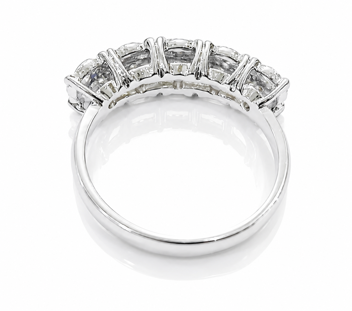 Anello riviera con pavé di diamanti ct 0,48 in oro bianco 18 kt (750)