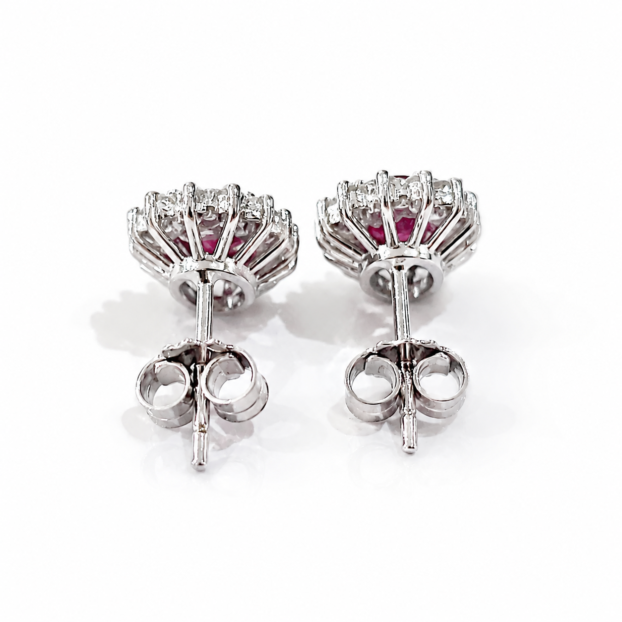 Orecchini con rubini ct 1,23 e diamanti ct 0,28 in oro bianco 18kt (750)