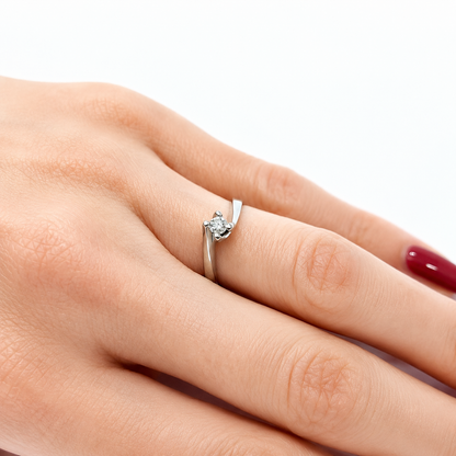 Anello solitario Valentino 4 griffe con diamante ct 0,30 in oro bianco 18kt (750) e certificato gemmologico