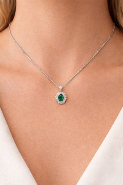 Collana con pendente smeraldo ovale ct 1,72 e diamanti ct 0,58 in oro bianco 18kt (750)