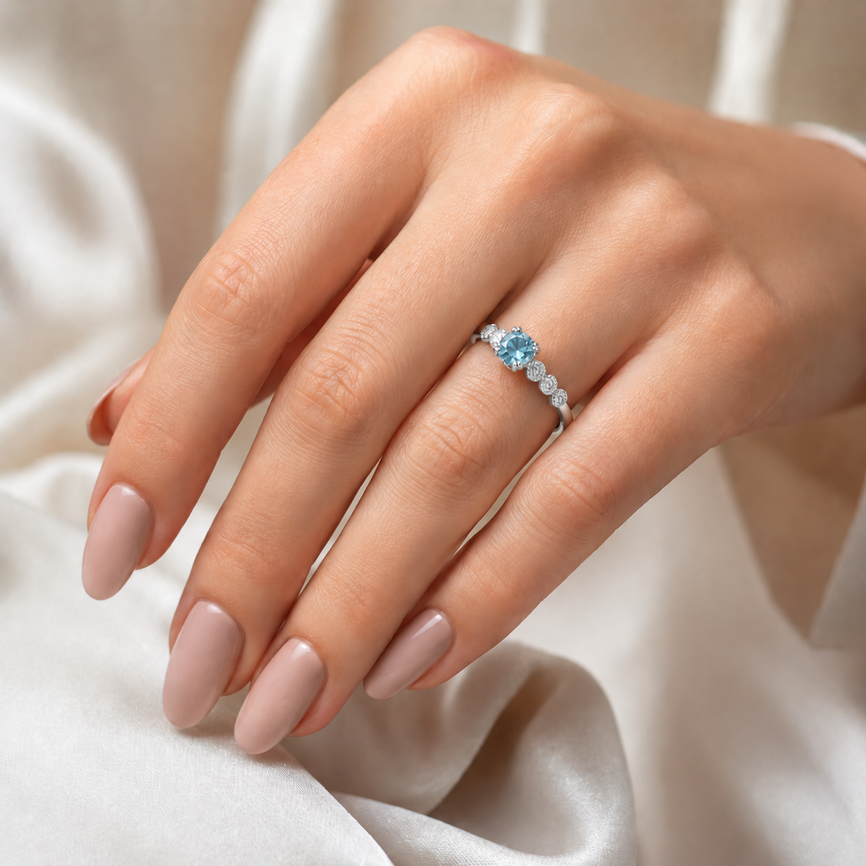 Anello veretta magic con acquamarina ct 0.25 e diamanti ct 0.26 in oro bianco 18kt (750)