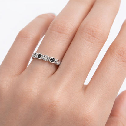 Anello veretta con diamanti bianchi ct 0.15 e neri ct 0.15 in oro bianco 18kt (750)