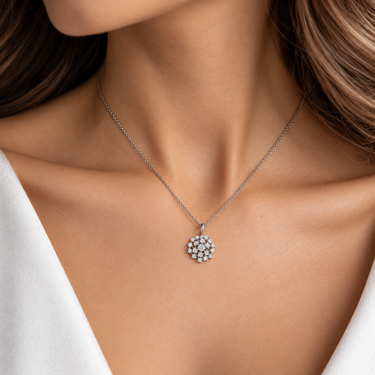 Collana con ciondolo fantasia diamanti ct 0.68 in oro bianco 18kt (750)