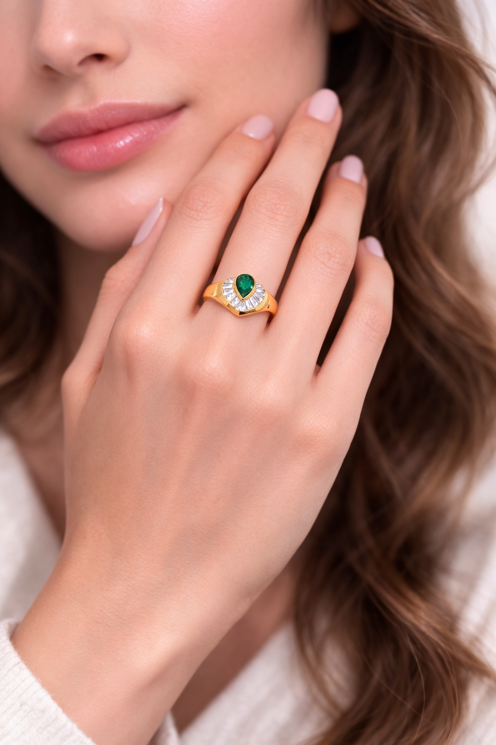 Anello Astralia con Smeraldo ct 2,00 a Goccia e Diamanti ct 0,80 - taglio Baguette con certificato Gem Tech
