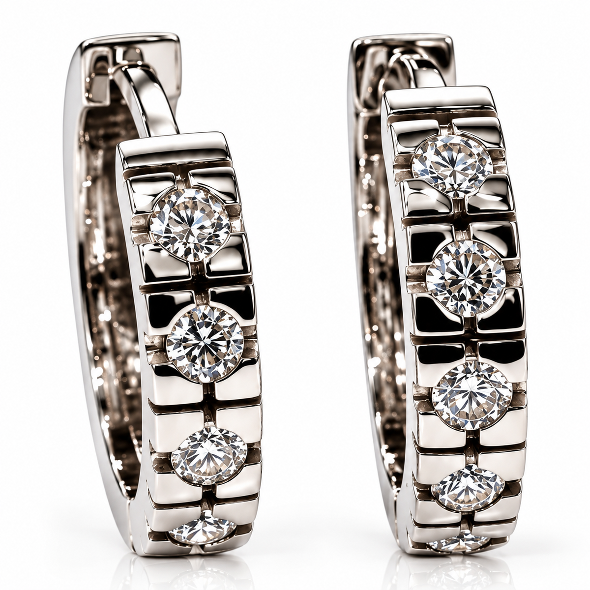 Orecchini a cerchio torniti con diamanti bianchi ct 0.30 in oro bianco 18kt (750)