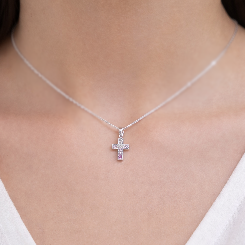 Collana con pendente a croce in pavé con zaffiri rosa ct 0,51 e diamanti bianchi naturali ct 0,24 in oro bianco 18 kt (750)