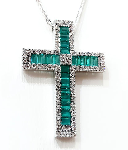 Collana pendente Croce  con Diamanti 0,90 ct e Smeraldi Baguette 2,10 ct in Oro 18 kt (750)