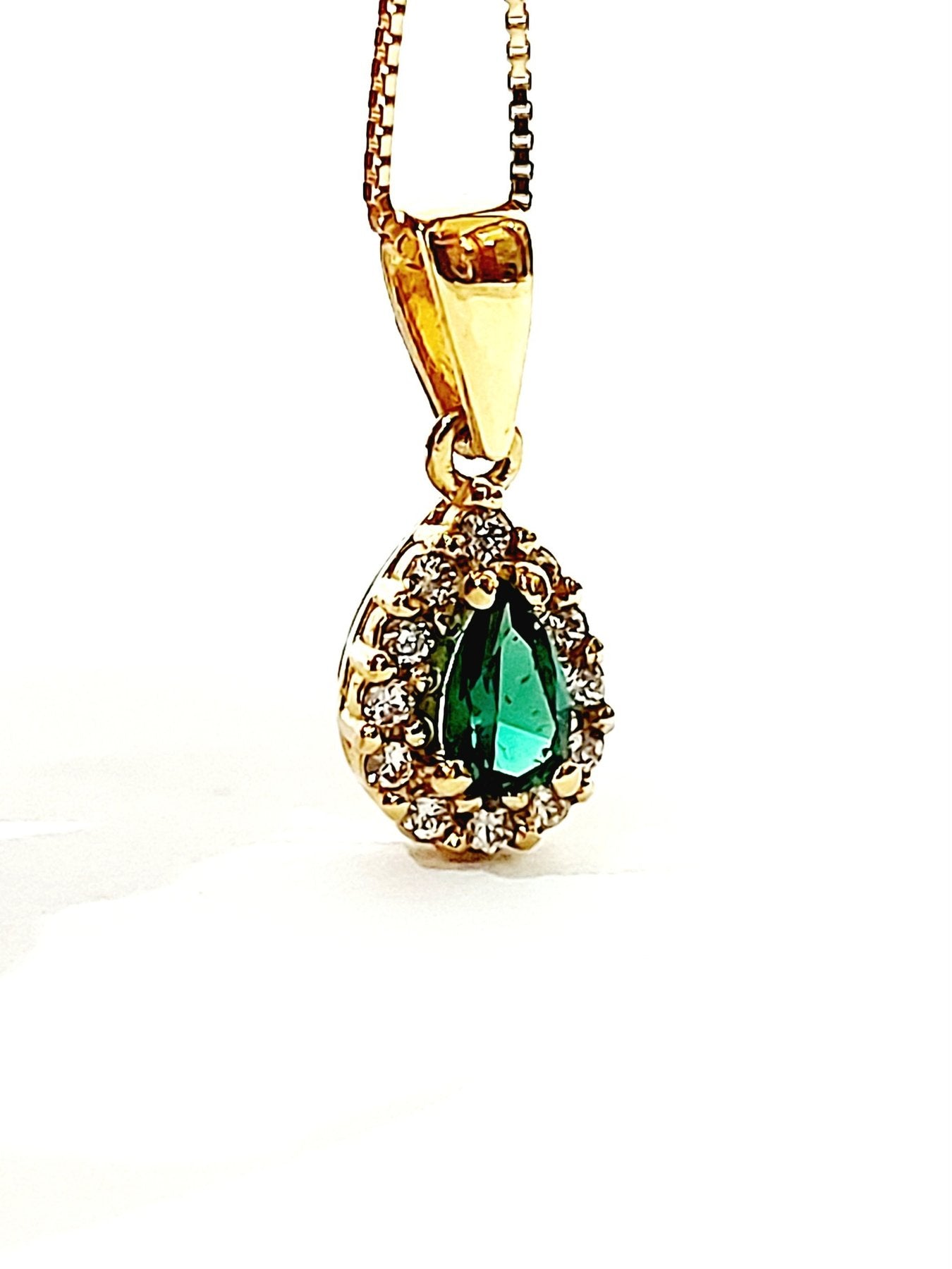 Collana e pendente con Smeraldo a goccia 0,40 ct e Diamanti 0,24 ct in Oro Giallo 18 kt (750)
