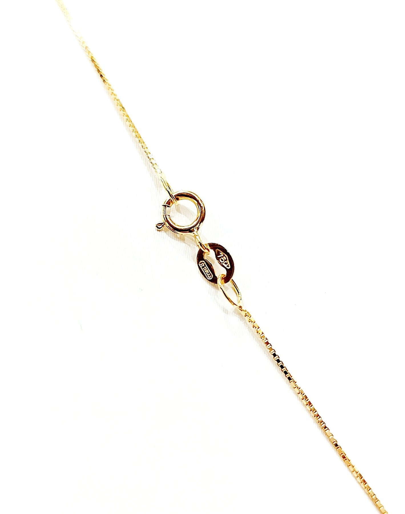 Collana e pendente con Smeraldo a goccia 0,40 ct e Diamanti 0,24 ct in Oro Giallo 18 kt (750)