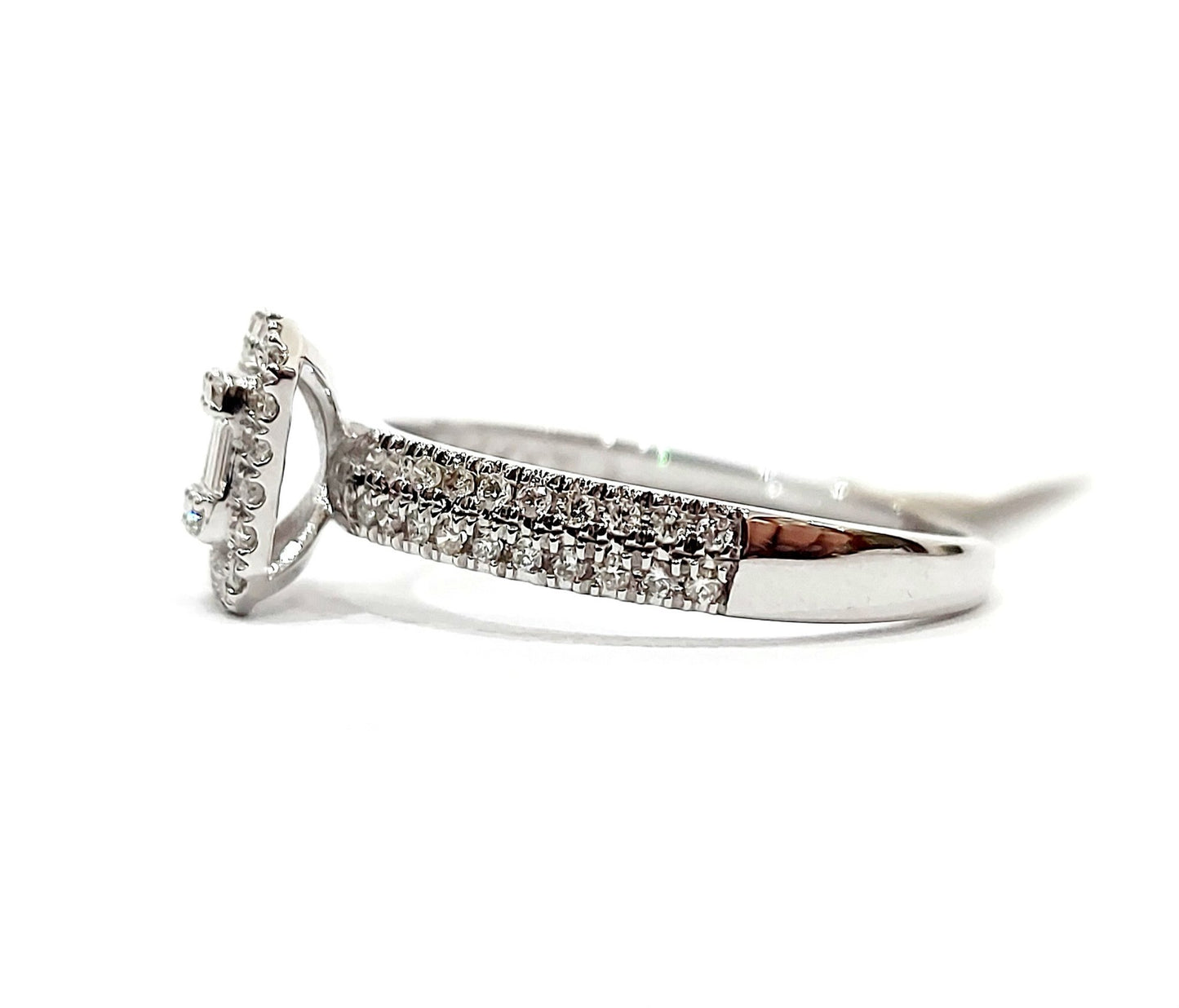 Anello Astralia a fantasia in Oro Bianco con Diamanti Baguette ct 0,09 e Brillante ct 0,45 18kt (750)