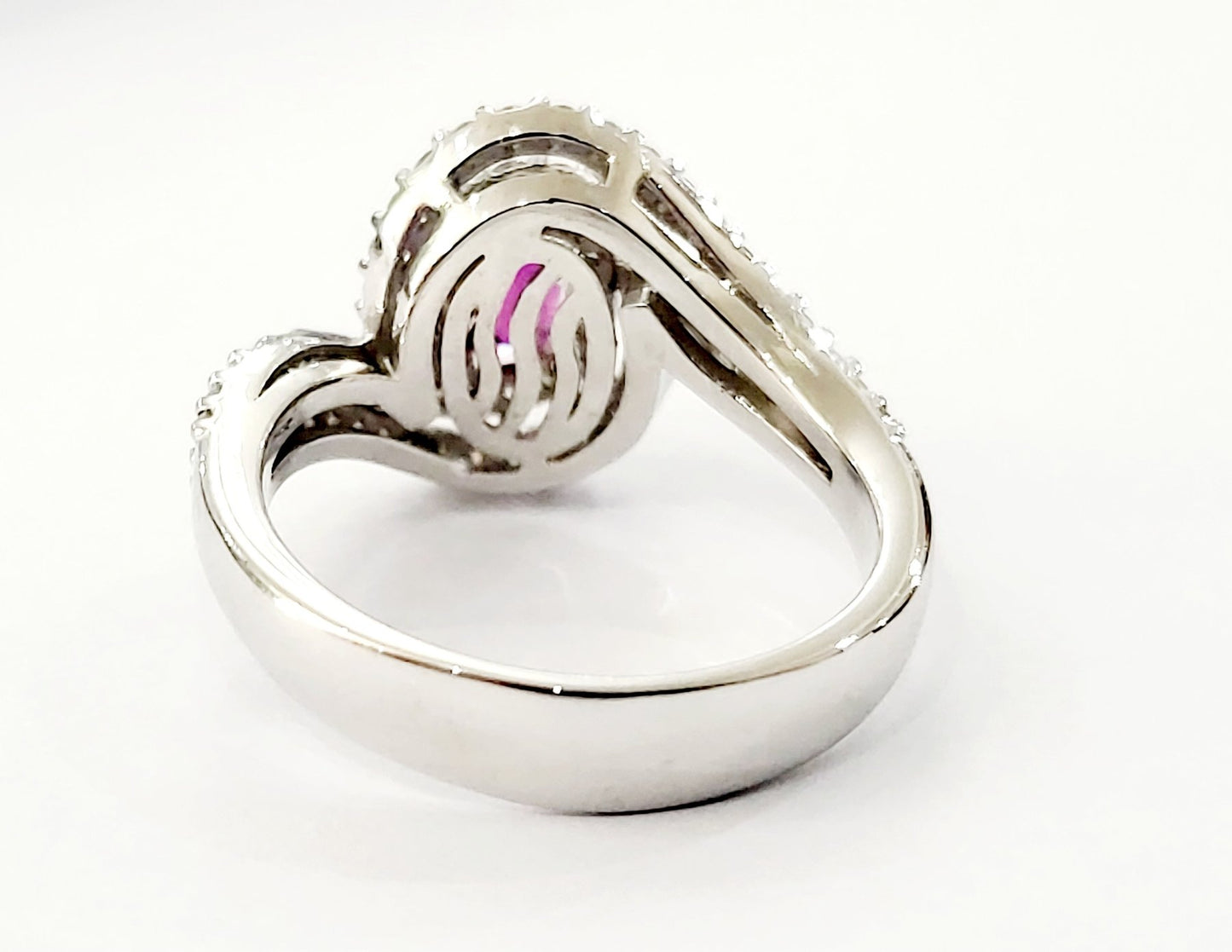 Anello Astralia fantasia con Rubino ovale 0,90 ct e Diamanti 0,85 ct in Oro Bianco 18 kt (750)