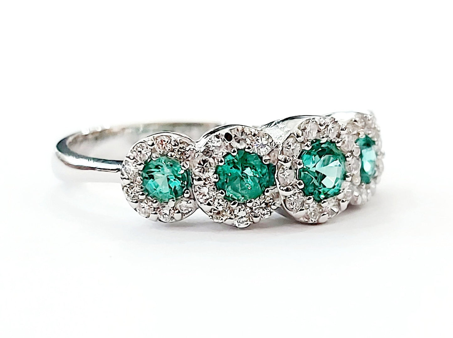 Anello veretta a 5 magic Astralia con diamanti 0,64 ct e smeraldi 0,75 ct in Oro Bianco 18 kt (750)