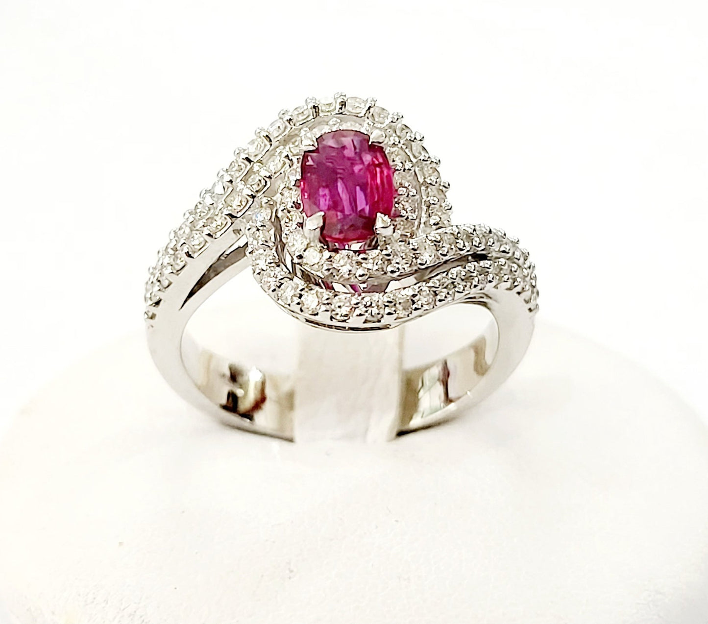 Anello Astralia fantasia con Rubino ovale 0,90 ct e Diamanti 0,85 ct in Oro Bianco 18 kt (750)