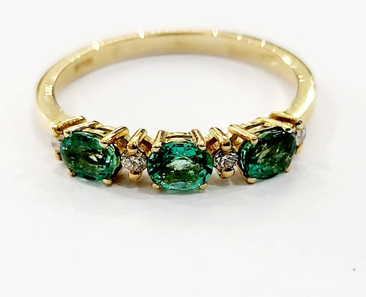 Anello Trilogy in Oro Giallo con Smeraldi ovali 0,90 ct e Diamanti 0,12 ct 18 kt (750)