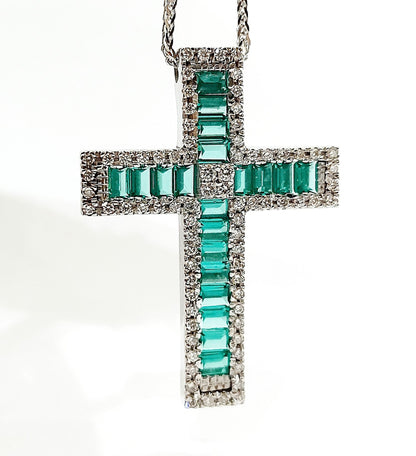 Collana pendente Croce  con Diamanti 0,90 ct e Smeraldi Baguette 2,10 ct in Oro 18 kt (750)
