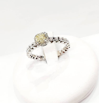 Anello Riviera solitario con Diamante Fancy 0,41 ct e Diamanti 0,73 ct in Oro Bianco con certificazione gemmologica AIG Milan 18 Kt (750)
