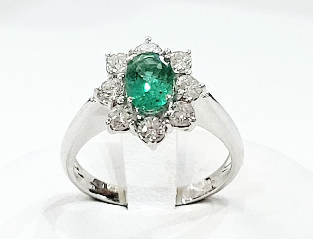 Anello Donna fantasia con Smeraldo ct 0,53  e Diamanti ct 0,77  in Oro Bianco 18 kt (750)