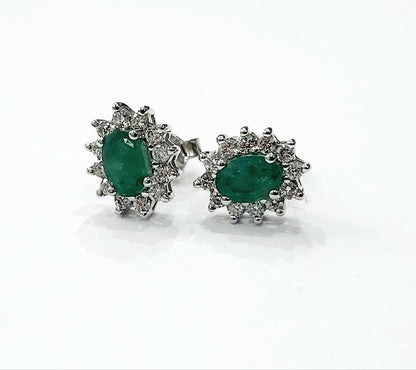 Orecchini in Oro Bianco con Diamanti 0,62 ct e Smeraldi 1,22 ct 18 kt (750)