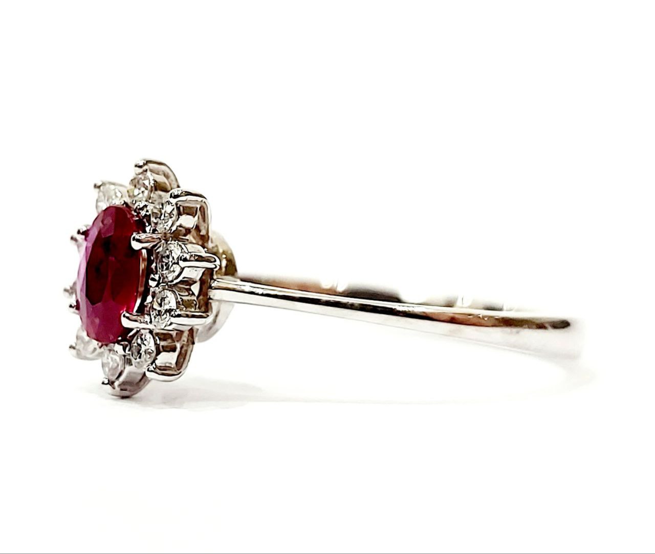 Anello Astralia in Oro bianco con Rubino ct 0,45 e Diamanti ct 0,15 18 kt (750)
