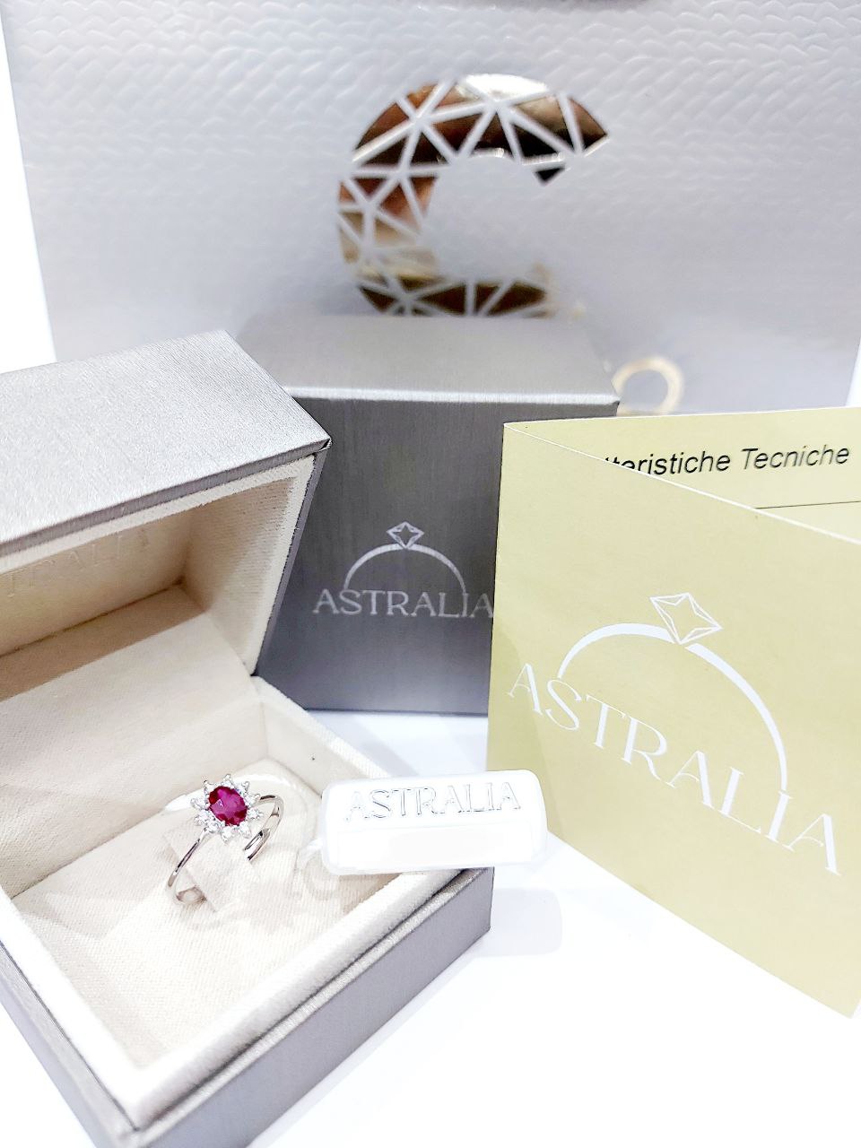 Anello Astralia in Oro bianco con Rubino ct 0,45 e Diamanti ct 0,15 18 kt (750)