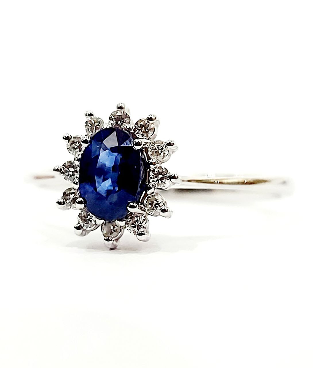 Anello Astralia in Oro bianco con Zaffiro ct 0,69 e Diamanti ct 0,16 18 kt (750)