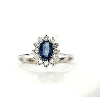 Anello fantasia con Zaffiro ct 0,55 e contorno di Diamanti ct 0,20 in Oro Bianco 18 kt (750)