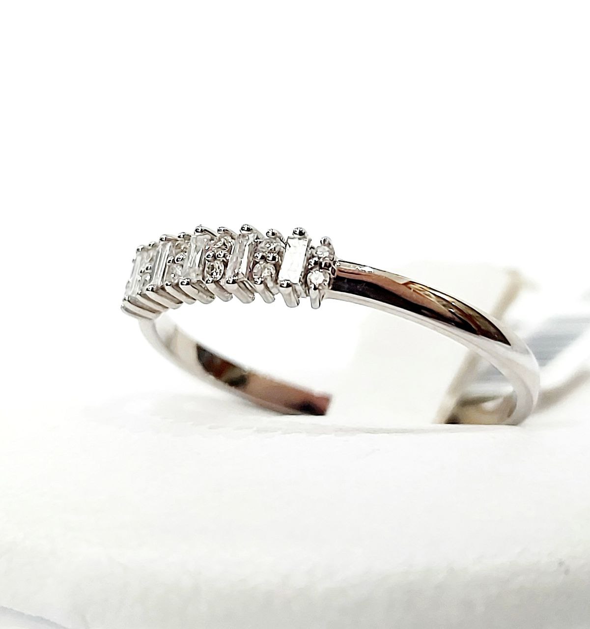 Anello veretta Astralia con diamanti baguette e brillante 0,25 ct in oro bianco 18kt (750)