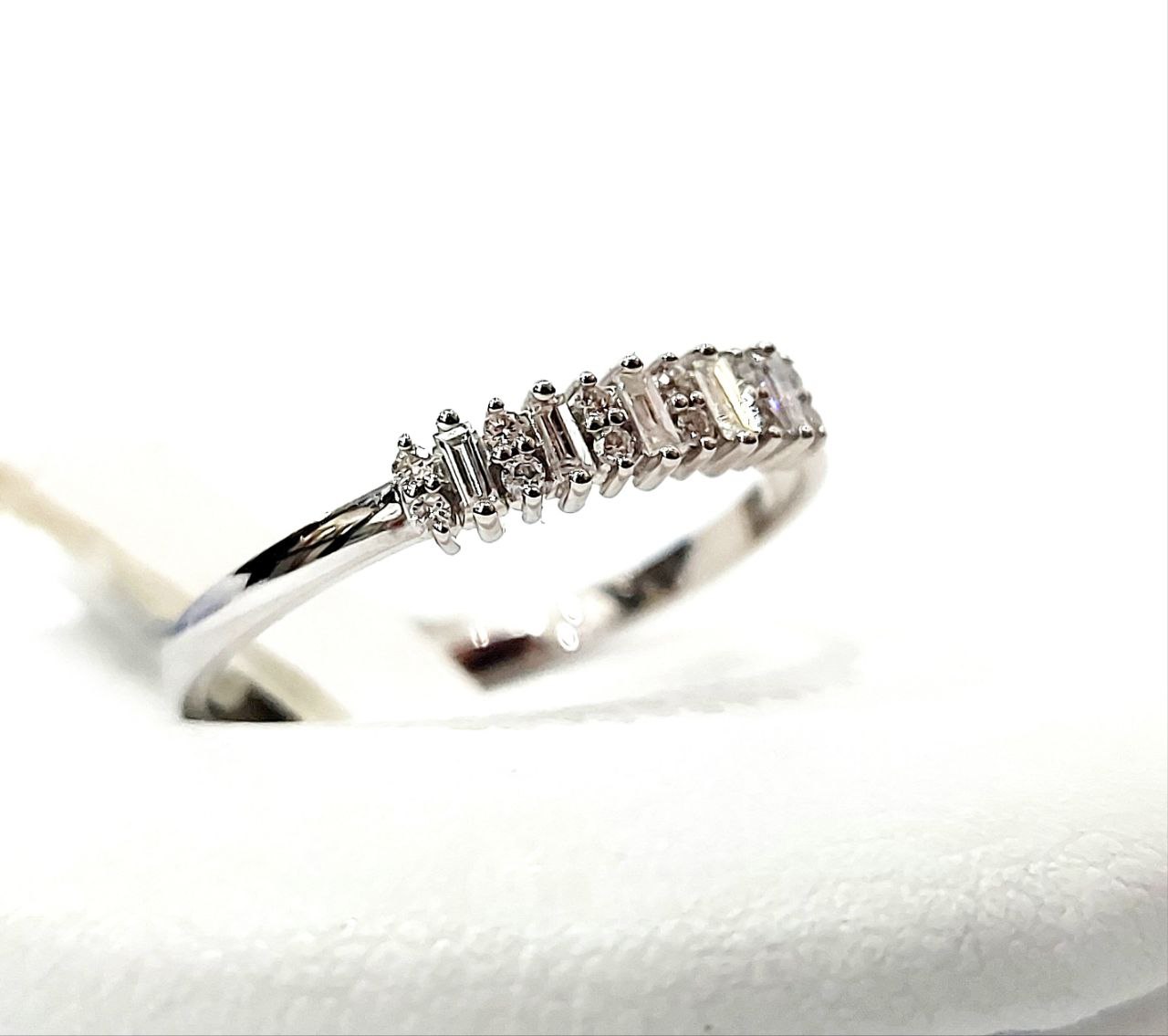 Anello veretta Astralia con diamanti baguette e brillante 0,25 ct in oro bianco 18kt (750)