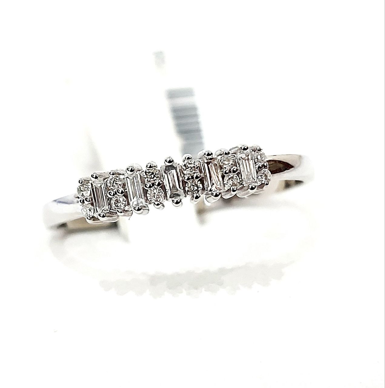 Anello veretta Astralia con diamanti baguette e brillante 0,25 ct in oro bianco 18kt (750)