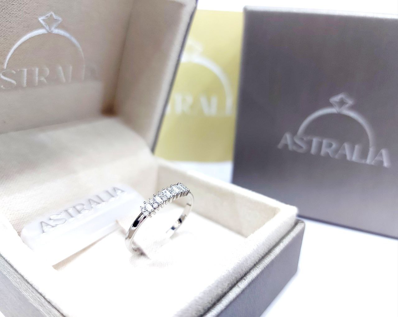 Anello veretta Astralia con diamanti baguette e brillante 0,25 ct in oro bianco 18kt (750)
