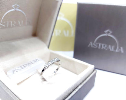 Anello veretta Astralia con diamanti baguette e brillante 0,25 ct in oro bianco 18kt (750)