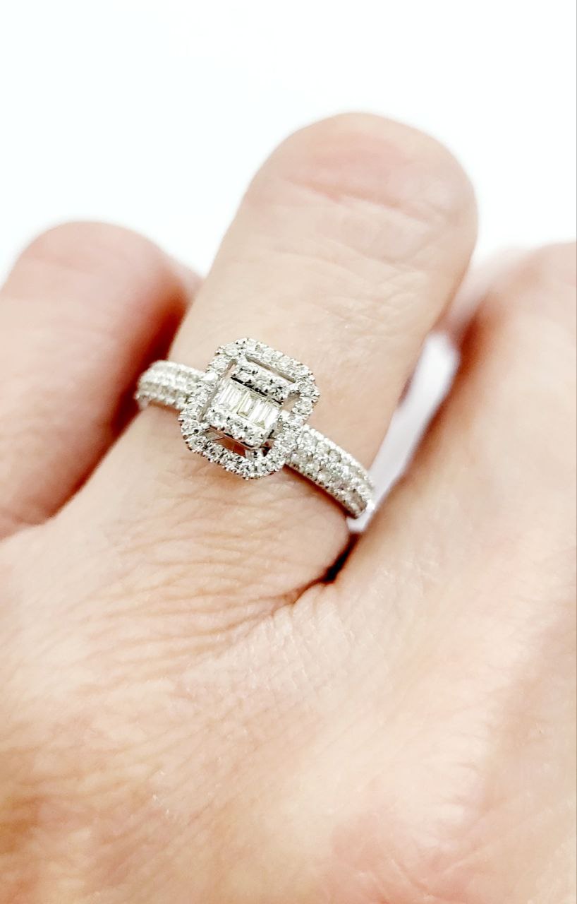 Anello Astralia a fantasia in Oro Bianco con Diamanti Baguette ct 0,09 e Brillante ct 0,45 18kt (750)