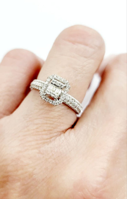 Anello Astralia a fantasia in Oro Bianco con Diamanti Baguette ct 0,09 e Brillante ct 0,45 18kt (750)
