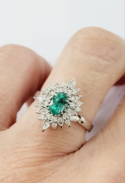 Anello stella Astralia Smeraldo 0,70 ct e contorno di Diamanti 0,30 ct in Oro Bianco 18kt (750)