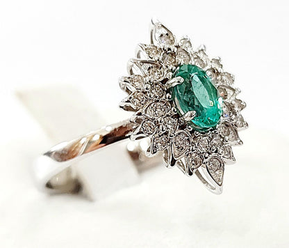 Anello stella Astralia Smeraldo 0,70 ct e contorno di Diamanti 0,30 ct in Oro Bianco 18kt (750)