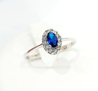 Anello con Zaffiro ovale ct 0,55 e Diamanti ct 0,20 in Oro Bianco 18 kt (750)
