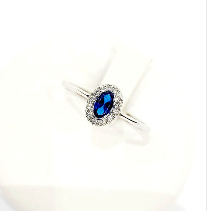 Anello con Zaffiro ovale ct 0,55 e Diamanti ct 0,20 in Oro Bianco 18 kt (750)