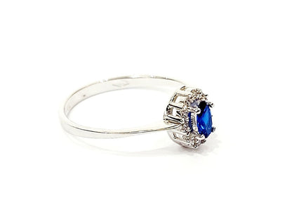 Anello con Zaffiro ovale ct 0,55 e Diamanti ct 0,20 in Oro Bianco 18 kt (750)