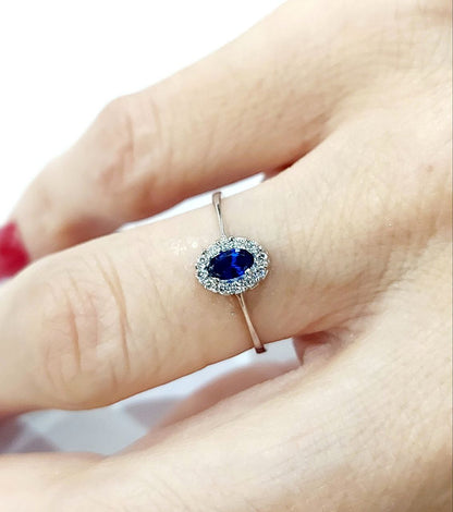 Anello con Zaffiro ovale ct 0,55 e Diamanti ct 0,20 in Oro Bianco 18 kt (750)