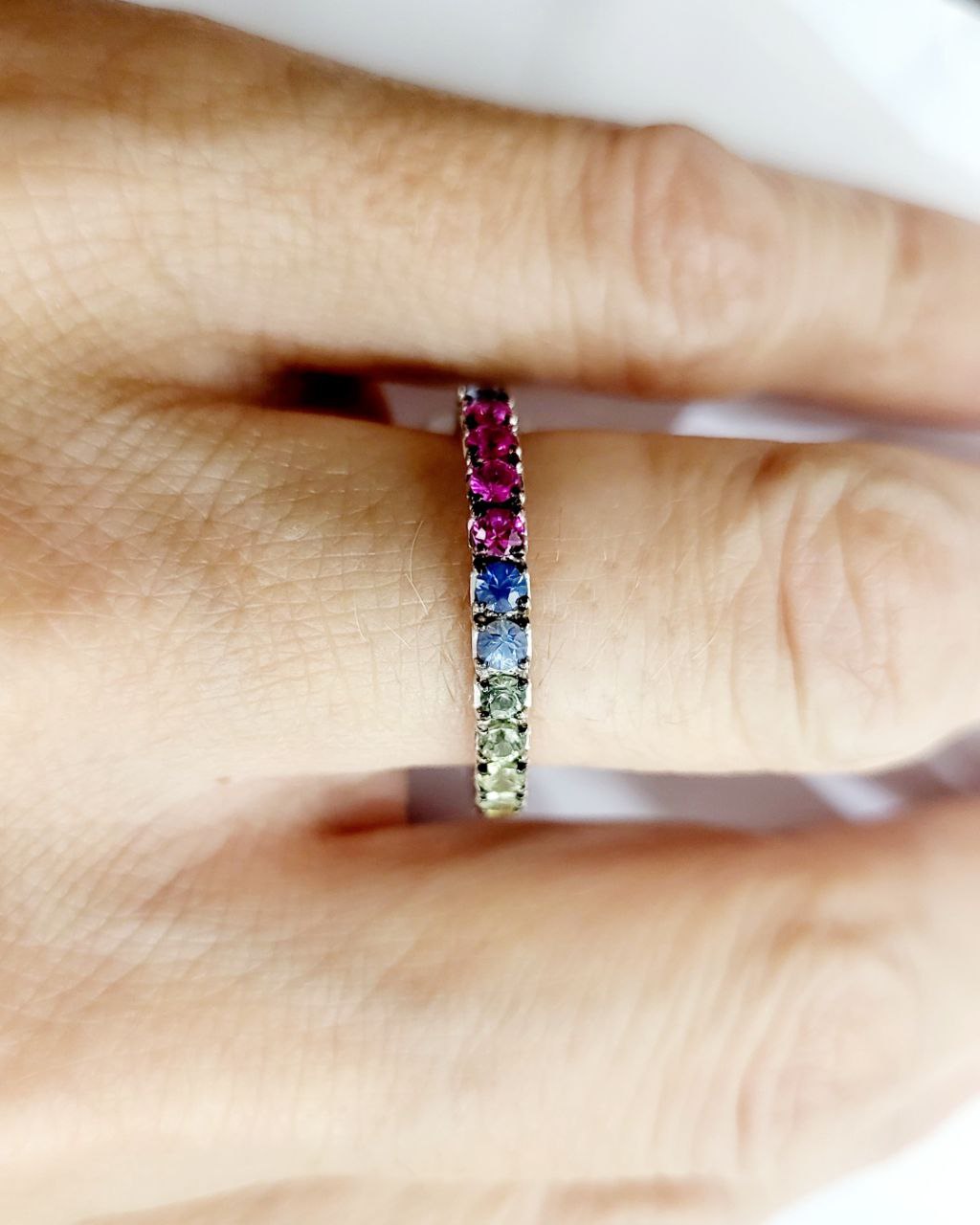 Anello veretta eternity con Zaffiri Multicolor 2,50 ct in Oro Bianco 18 kt (750)